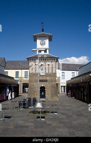 Carmarthen centro città zona pedonale con la storica torre Foto Stock