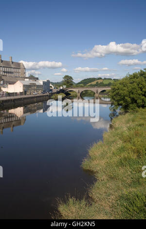 Le calme acque del fiume Towy a Carmarthen in un caldo pomeriggio estivo Foto Stock