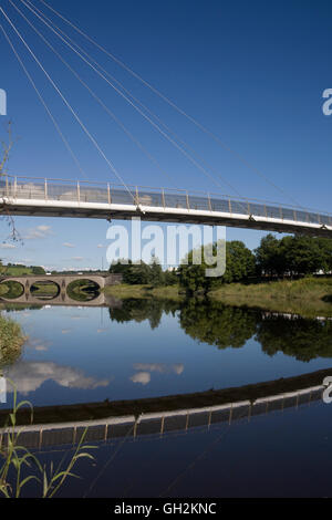 E pedonale strada ponti sul fiume Towy a Carmarthen sul tranquillo pomeriggio estivo Foto Stock