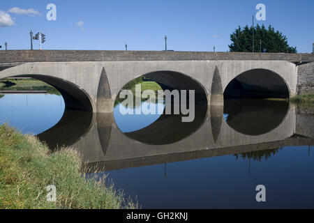 Carmarthen ponte portante un484 strada sopra le acque tranquille del fiume Towy Foto Stock