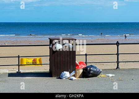 Traboccante spazzatura sul lungomare a Saltburn, North Yorkshire, Inghilterra, Regno Unito Foto Stock