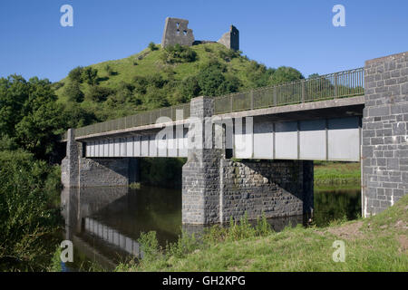 B4297 ponte stradale e castello Dryslwyn Foto Stock