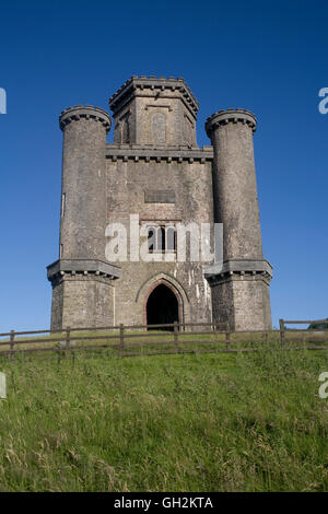 Paxton's Tower, noto anche come Monumento Nelson, su di una collina vicino Llanarthne Foto Stock