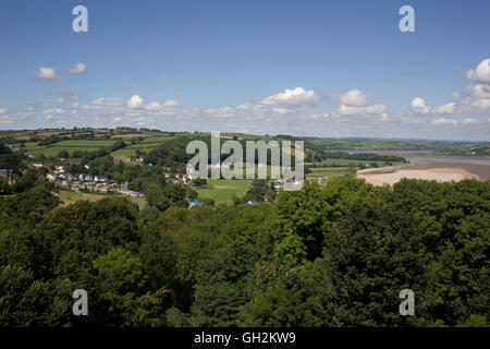 Villaggio di Llansteffan e bosco visto dal castello Foto Stock