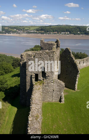 La parete e la torre del castello di Llansteffan con Ferryside in distanza Foto Stock