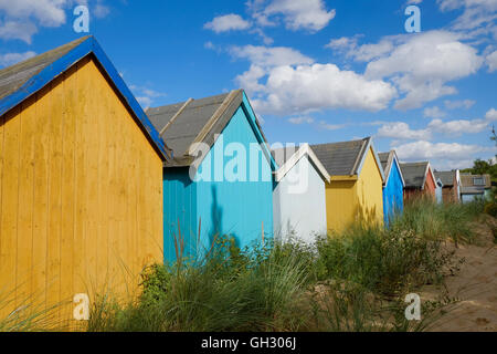 Vista posteriore di cabine sulla spiaggia, a Wells-next-Mare, Norfolk, Inghilterra. Foto Stock