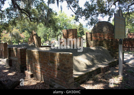 Coloniale cimitero parco nel centro di Savannah, Georgia. Molti schiavi, i proprietari di piantagioni, & guerra civile i veterinari sono stati sepolti qui. Foto Stock