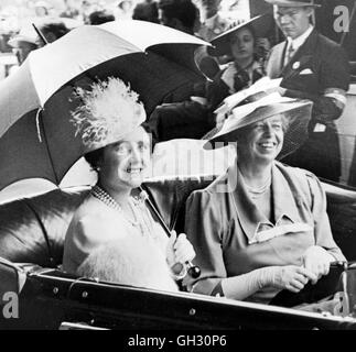 La regina Elisabetta (1900-2002), moglie del re George VI, con Eleanor Roosevelt (1884-1962), moglie del Presidente americano. Foto scattata nel marzo 1939, Washington DC. Foto Stock