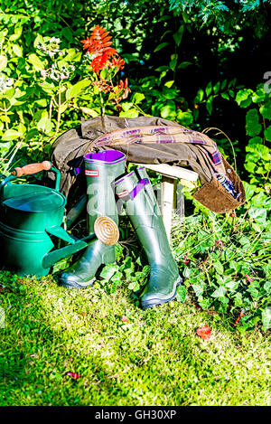 Abbigliamento tipico per il giardinaggio, stile inglese Foto Stock