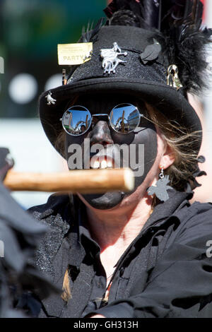 Stone i corvi Border Morris nero-di fronte Morris ballerini eseguono in Blackpool, Lancashire, Regno Unito Foto Stock