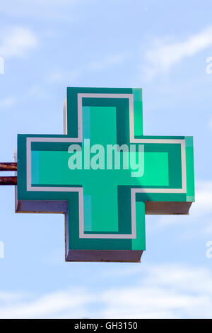 Segno di farmacia, verde segno a forma di croce sulla costruzione, Blackpool, Lancashire, Regno Unito Foto Stock