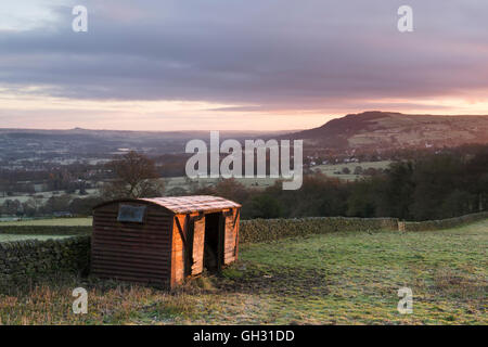 Dopo l'alba, un soleggiato, frosty, inverno mattina vista su Wharfedale con Otley Chevin e Almscliffe Crag - West Yorkshire, GB. Foto Stock