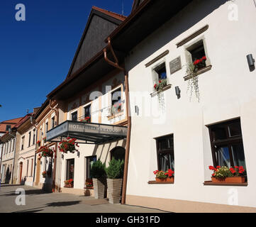 KEZMAROK, Slovacchia - Luglio 08, 2016: Street con i vecchi edifici storici con fiori in Kezmarok città, Alti Tatra, Slovacchia Foto Stock