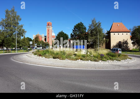 KEZMAROK, Slovacchia - Luglio 08, 2016: Street e posto con fiori, antico edificio storico e chiesa rossa in Kezmarok, Slovacchia Foto Stock