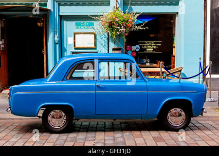 Vintage popolare di Ford Motor auto parcheggiate in Glasgow, Scotland, Regno Unito Foto Stock