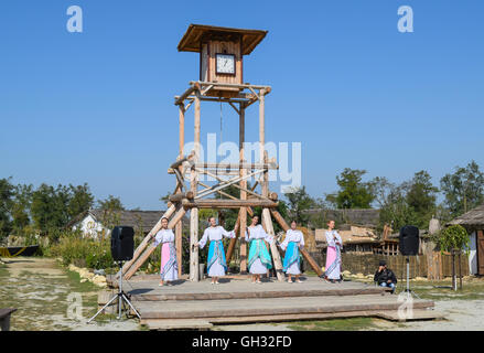 Russia, Ataman - 26 Settembre 2015: cantante folk in un concerto nel villaggio di Cosacchi del Ataman. Canzoni popolari. Foto Stock