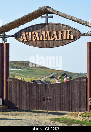 Russia, Ataman - 26 Settembre 2015: Segno oltre il cancello per il museo del villaggio Ataman. Foto Stock