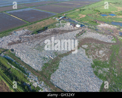 Visualizzare le discariche bird's-eye. Le discariche per i rifiuti di storage. Vista da sopra. Foto Stock