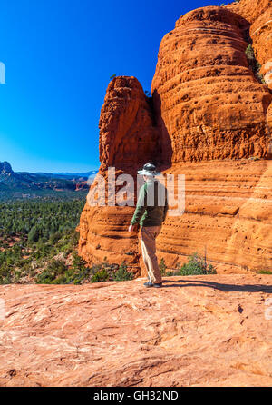 Escursionista presso si affacciano al punto di pollo in Sedona Foto Stock