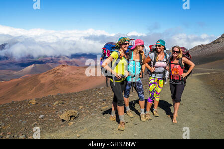 Backpackers sullo scorrimento Sands Trail a Haleakala National Park Foto Stock