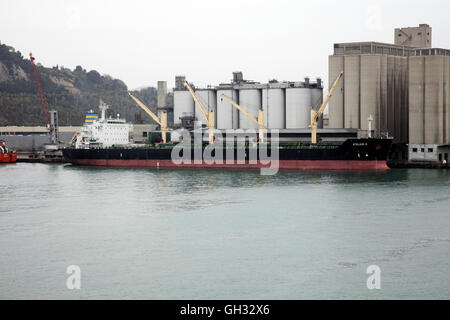 Portarinfuse nave Stelios b ancorata a Barcellona Spagna Foto Stock