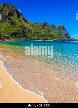 Vista di Mt. Makana, chiamato Bali Hai, dalla spiaggia in Haena, Kauai Foto Stock