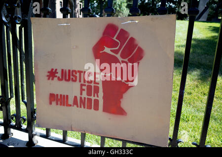 Pugno chiuso poster # Giustizia per Philando la polizia spara sul recinto di fronte della residenza del governatore. St Paul Minnesota MN USA Foto Stock