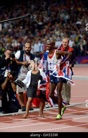 Londra 2012 - Olimpiadi: atletica - Uomini di 10.000 metri finali. Mohamed Farah - Gran Bretagna dopo aver vinto la medaglia d'oro. E Foto Stock