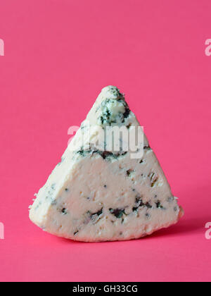 Blu danese semi-formaggio a pasta morbida su sfondo rosa Foto Stock