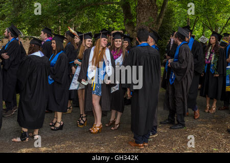 Gli studenti universitari che frequentano la cerimonia di laurea di Sonoma State University di Rohnert Park a Sonoma County in California negli Stati Uniti Foto Stock