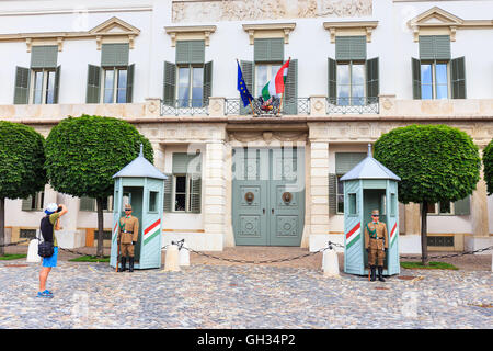 BUDAPEST, Ungheria - 24 luglio 2014 : cerimoniale di guardia al Palazzo Presidenziale. Essi guardia l ingresso dei presidenti offic Foto Stock