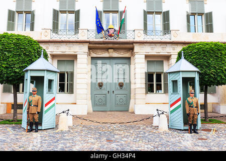 BUDAPEST, Ungheria - 24 luglio 2014 : cerimoniale di guardia al Palazzo Presidenziale. Essi guardia l ingresso dei presidenti offic Foto Stock