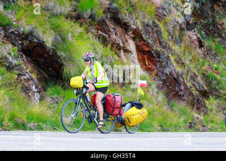 Monti Fagaras, Romania - 21 luglio 2014: cuple non identificato dei ciclisti di andare per strada in montagna Fagaras, Romania. Escursioni in bicicletta i Foto Stock