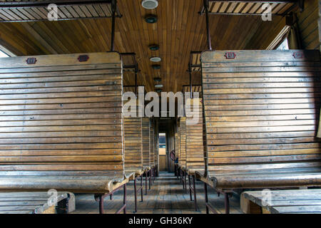 Sremski Karlovci, Serbia - interno di un passeggero ferroviario di terza classe carrello da 1930s Foto Stock