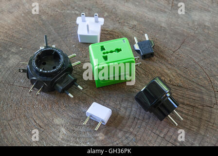 Un viaggiatore la collezione di prese internazionali Foto Stock