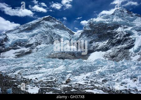 Sul Nuptse, Khumbu su cascate di ghiaccio del ghiacciaio e dal Campo Base Everest, il Parco Nazionale di Sagarmatha, Solukhumbu quartiere, Nepal, Asia Foto Stock