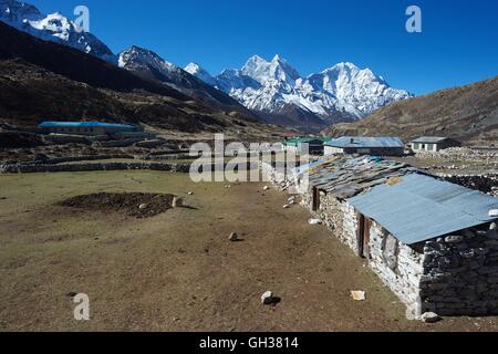 Montare e Kangtega Thamserku da Pheriche, Parco Nazionale di Sagarmatha, Solukhumbu quartiere, Nepal, Asia Foto Stock