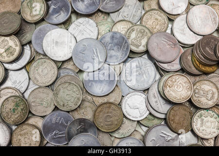 Un mucchio di cambiamento allentato (rupie). Foto Stock