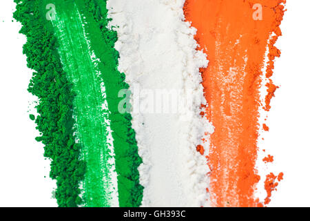 Il tricolore del indiano bandiera nazionale verniciato con polvere colorante e isolato su bianco. Foto Stock