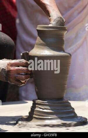 Potter girando sulla pentola ruota, Potter's Square, Bhaktapur, Nepal, Asia Foto Stock