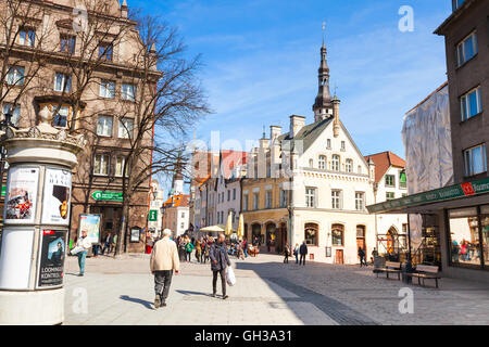 Tallinn, Estonia - 2 Maggio 2016: Vecchia Tallinn in primavera. Street view con pochi turisti e gente comune Foto Stock