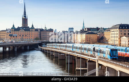 Stoccolma, Svezia - 3 Maggio 2016: Cityscape di Gamla Stan città quartiere centrale di Stoccolma con il treno blu andando sul ponte Foto Stock