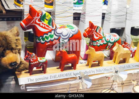 Stoccolma, Svezia - 5 Maggio 2016: giocattolo di legno cavalli, popolare souvenir svedese sul bancone del negozio turistico Foto Stock