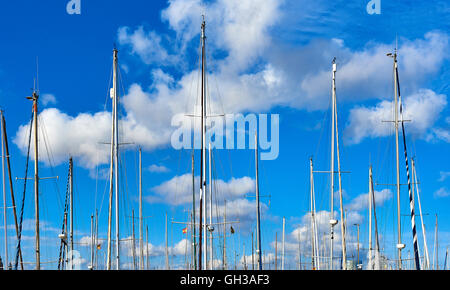 Montanti di nave contro blu cielo nuvoloso. Porto di Barcellona, Spagna Foto Stock