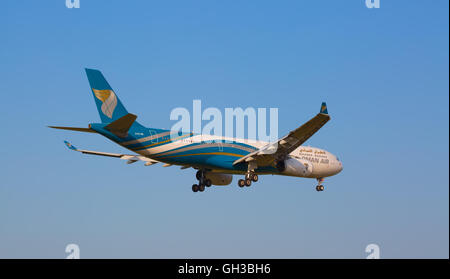 Zurigo - 18 Luglio: Aria Oman A-330 sbarco in Zurich Airport dopo il volo intercontinentale sulla luglio 18, 2015 a Zurigo, Svizzera Foto Stock
