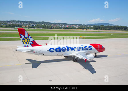 Zurigo - 30 Luglio: piani preparando per prendere il via al Terminal A dell'aeroporto di Zurigo il 30 luglio 2016 a Zurigo, Svizzera. Zurigo Foto Stock