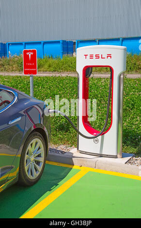 Zurigo - 30 Luglio: Tesla Supercharger stazione sulla luglio 30, 2016 a Zurigo, Svizzera. Tesla Motors si sviluppa la rete del char Foto Stock