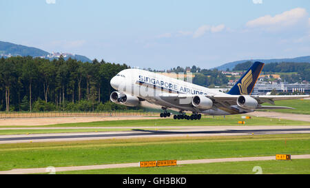 Zurigo - 30 Luglio: UN-380 Singapore Airlines in decollo all'aeroporto di Zurigo il 30 luglio 2016 a Zurigo, Svizzera. L'aeroporto di Zurigo Foto Stock