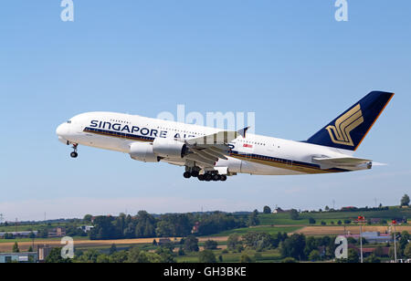 Zurigo - 30 Luglio: UN-380 Singapore Airlines in decollo all'aeroporto di Zurigo il 30 luglio 2016 a Zurigo, Svizzera. L'aeroporto di Zurigo Foto Stock