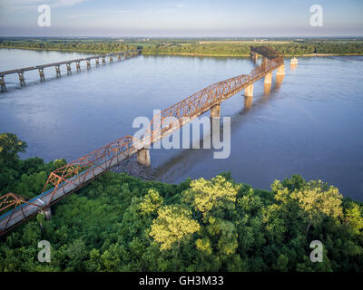 La vecchia e la nuova catena di rocce Bridge e oltre il Fiume Mississippi vicino a St Louis - vista aerea Foto Stock